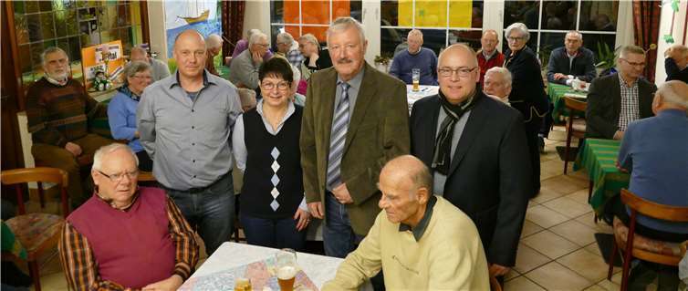 Stehend v.li.n.re.: Der neue und zugleich alte geschäftsführende Vorstand der KERH Schrift- und Pressewart Jürgen Schumacher, Kassenwart Petra Schwarz, Vorsitzender Günter Schwarz und Wahlleiter Holger Wahl. Foto: Jürgen Schumacher