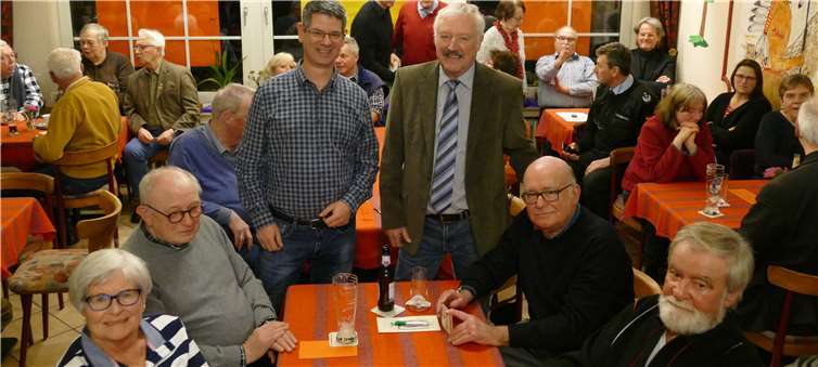 Stehend (v.li.n.re.) Wolfgang Scholz und der Vorsitzende Günter Schwarz. Foto: Jürgen Schumacher