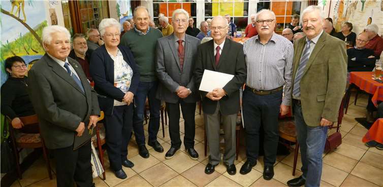 Stehend v.l.n.r: SH a.D. Jürgen Bleßmann, Gudrun Mink, Hptm a.D. Walser, O a.D. Günter Villinger, GenArzt a.D. Dr. Dirk Raphael, SH a.D. Siegfried Schmidt und Vorsitzender Günter Schwarz. Foto: Jürgen Schumacher