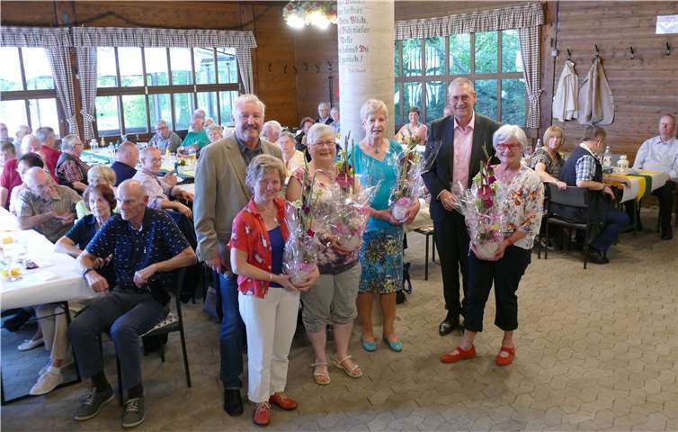 Stehend v.l.n.r. Vorsitzender Günter Schwarz, Elfriede Krämer, Brigitte Kairies, Eva Kretzschmar, Erster Beigeordneter Peter Diewald und Monika Bast. Foto: privat