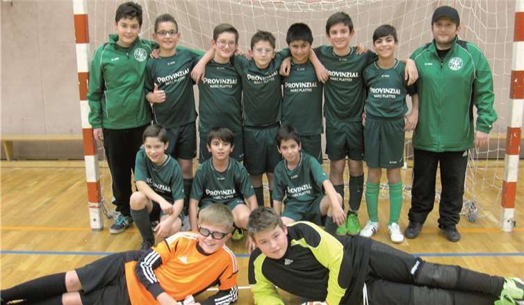 (Stehend von links) Engjell Mehmeti, Sebastian Zymelka, Ylli Abazi, Anil Zengin, Emir Han Aydin, Basti Kretz, James Eylya und Trainer Charly Zengin sowie (kniend) Alexander Schmidt, Esad Kilicaslan, Ibo Aydin und (liegend) Lasse Neumann, Tobi Boczkowski bejubelten den Sieg bei den Hallen-Kreismeisterschaften.privat