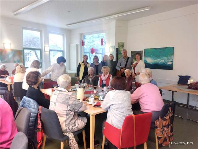 Stehend von links: Helga Lux, Marion Surrey, Alraune Vanselow, Ute Remshagen, Jürgen Schick und Ingrid Neubusch gestalteten zum Advent dieses heiter-besinnliche Frühstück. Foto: A. Surrey