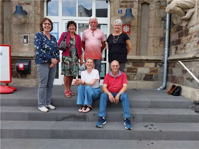 Stehend, von links): Ingrid Neubusch, Edith Simons-Schneider, Harald Schneider und Brigitte Vetter sowie (vorn) Ute Remshagen und Joachim Franz. Foto: privat