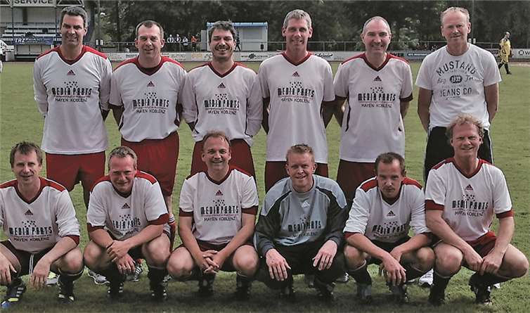 (Stehend von links) Jochem Mösch, Ralf Jakobs, Jörg Hermann, Stefan Ternes, Frank Wollmann und Stefan Pichler sowie (vorne von links) Mufid Nasic, Wolfgang Janson, Uwe Klöckner, Thomas „die Katze“ Pichler, Markus Conrad und Heino Waldorf. privat