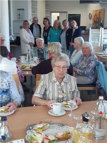 Stehend, von links) Marion Surrey, Friedemann Bach, Ingrid Neubusch, Alraune Vanselow, Helga Lux und Ute Remshagen gestalteten den herbstlichen Vormittag.  Foto: Christa Gies