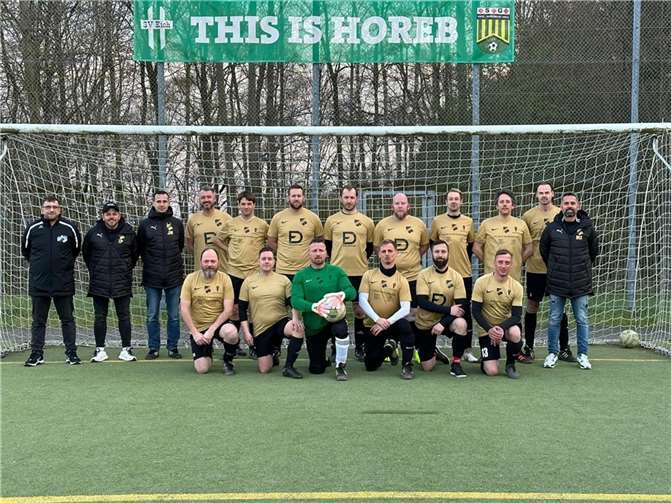 Stehend von links nach rechts: Oliver Knoll, Thomas Pung, Johannes Mohr, Stephan Rippel, Stefan Gilles, Marc Schweitzer, Christoph Barth, Matthias Krapick, Dennis Hild, Alexander Gerhard, Alexander Eberz, Marco Alexandra; Kniend von links nach rechts: Thomas Leich, Kai Bender, Pascal Rudorfer, Christoph Müller, Malte Heins, Simon Sauer; Es fehlen: Timo Rippel, Johannes Fondel, Andreas Palmer, Peter Baur, Ralf Jakobs, Lutz Grün, Florian Hillen.  Foto: privat