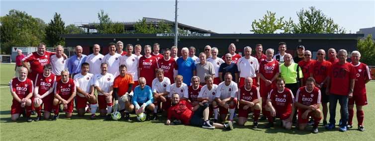 Stehend von links nach rechts: Winfried Köhler, Ferd Rochlus, Karl-Heinz Strauß, Franz Fischer, Nico de Angelis, Thomas Buchner, Daniel Günther, Gerd Schenkelberg, Oliver Feinauer, Peter Heidt, Bernie Wiedemann, Georg Esser, Dieter Nüssing, Jürgen Wilhelm, Hans Buhl, Utz Schäfer, Rudi Theising, Jürgen Bittau, Peter Schallert, Rüdiger Sonntag, André Zingerling, Horst Börsch, Thorsten Lemke, Wolfgang Pötschke, Oliver Frisch, Peter Bender, Herbert Schlaadt, Jürgen Kroop, Manfred Luxem, Christoph Bath. Knieend von links nach rechts: Stefan Mahlow, Ulrich Seibert, Waldemar Skiba, Jürgen Hommen, Alexander Holly, Guido Wörsdörfer, Joachim Baulig, Thomas Kunar, Stefan Reich, Valeri Krohmer, Udo Hourle, Heinz Pöllot, Lothar Güsregen, Ralf Meuser, Salih Subasic, Mario Gansen.Vereinsmitarbeiter