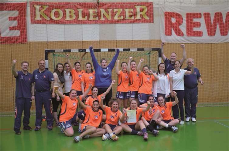 (Stehend von oben links) Trainer Dirk Weiler, Co. Trainer Frank Preusser, Yessi Sommer, Lena Eich, Jasmin Günther, Nadine Tietze, Astrid Nikolai, Annika Bach, Anna-Lena Zelter, Ina Richter, Andrea Marx, Torwarttrainer Frank Helm, Sandra Girard, Betreuer Gerhard Lingnau; (kniend von unten links) Britta Kreis, Hazal, Anne Schäfer, Rita Sauerborn, Angy Meurisch, Monika Preusser, Helena Kleeschulte.Privat