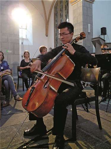 Stehende Ovationen erhielt der japanische Cellist Yuki Ibaraki für seine Soli.