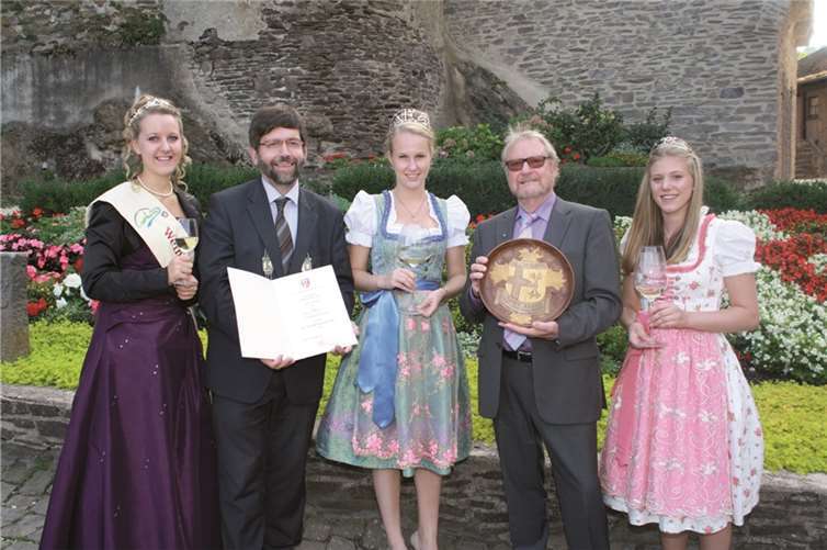 Stehende Ovationen für Josef Reuter, der aktuell für seine Verdienste um die Stadt Cochem mit dem Wappenteller ausgezeichnet wurde.