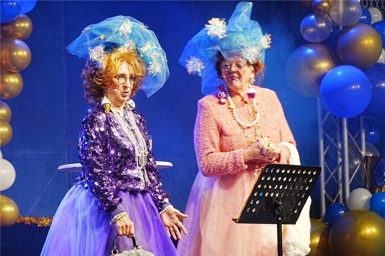 Stehende Ovationen für Marta (Elke Thon) und Berta (Ute Bresgen), die sich nach 33 Jahren von der Bühne verabschiedeten.