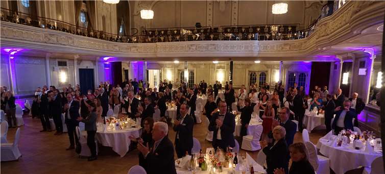 Stehende Ovationen für die neue Majestät.