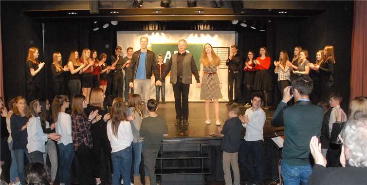 Stehenden Applaus ernteten Wolf-Achim Hassel und seine Akteure aus der Theater-AGnach der 90-minütigen Vorstellung. Fast ein Jahr hatten die Probenund Vorbereitungen in Anspruch genommen. Fotos: KER