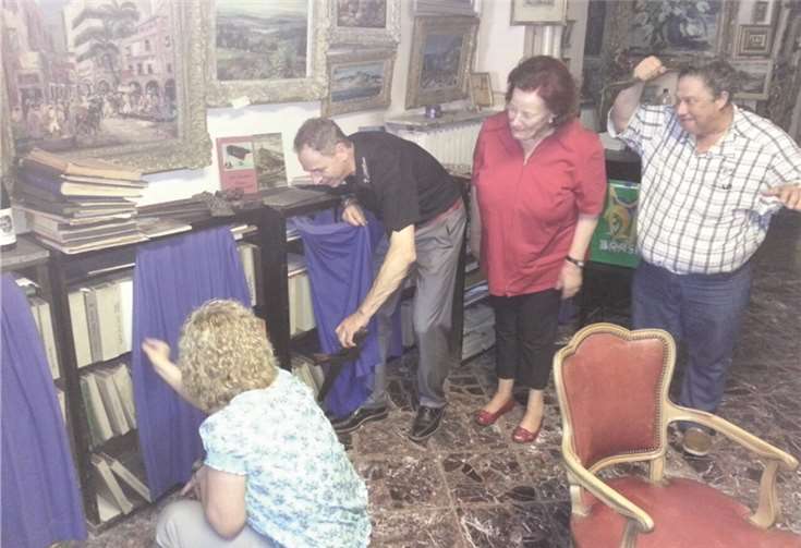 Steib-Galerist Rudolf Mattar (rechts) gibt bei einer Führung im Künstlerhaus auf amüsante Art den „Täter auf Probe“. TE