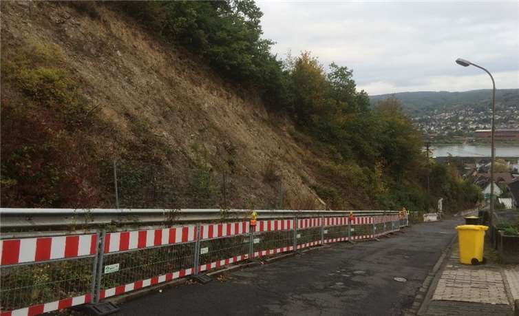 Steilhang vor der Sicherungsmaßnahme.
