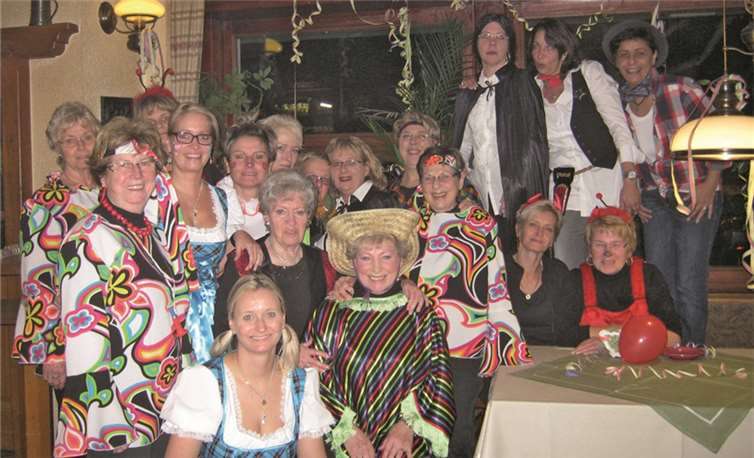 Steimel. 21 gut gelaunte und bunt kostümierte Möhnen trafen sich bei Lore und Jörg in Steimel. Bei gutem Essen und verschiedenen Getränken wurde die neue Session feuchtfröhlich eingeläutet. privat