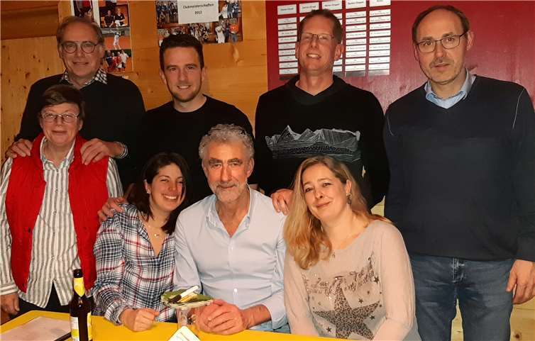 Steimel. Anlässlich der Jahreshauptversammlung des TC Steimel wählten die Mitglieder einen neuen Vorstand. Obere Reihe v.l.n.r.: Dietrich Rockenfeller (Presse), Andre Seliger (Geschäftsführer), Florian Kluth (Sportwart), Jörg Stallmann (Schatzmeister), Rita Wildermann (Technik), Nadine Hachenberg (Jugendwartin), Christoph Hilpisch (2. Vorsitzender), Michaela Schür (1.Vorsitzende).Foto: TC Steimel