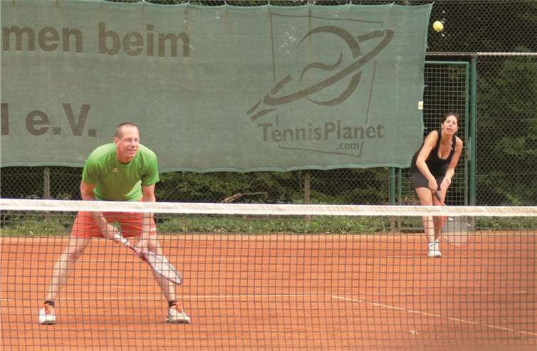 Steimel. Auch im zweiten Mixedspiel der Saison war der TC Steimel siegreich. Mit 12:2 wurde der TC Rennerod nach Hause geschickt. Im Einsatz waren Nadine Hachenberg, Florian Kluth, Michaela Schür und Ingo Schneider. Foto v.l.: Florian Kluth/Nadine Hachenberg siegten im Doppel gegen den TC Rennerod mit 6:1 und 6:1.Dietrich Rockenfeller/TC Steimel