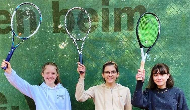 Steimel. Zum Abschluss der Medensaison 2021 gelang den Mädchen U15 des TC Steimel nochmal ein Sieg. Gegen den TC Rennerod wurde 5:1 gewonnen. Für den TC Steimel im Einsatz waren (v.l.n.r.) Mia Casper, Lina Schneider, Mia Henke.Foto: Nadine Hachenberg/TC Steimel