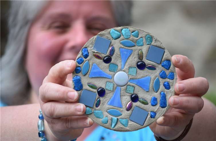 Stein mit Symbolkraft: Von der EKD-Kindergottesdienst-Tagung in Stuttgart brachte das Team aus Braubach dieses Zeichen des Trostes und der Hoffnung mit an den Rhein.Privat