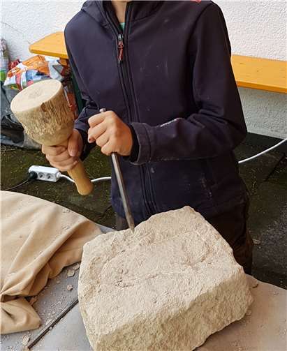 Steinbildhauerei im Rahmen der anstehenden Jugendkulturtage.Quelle: Pro Büro für Jugendarbeit