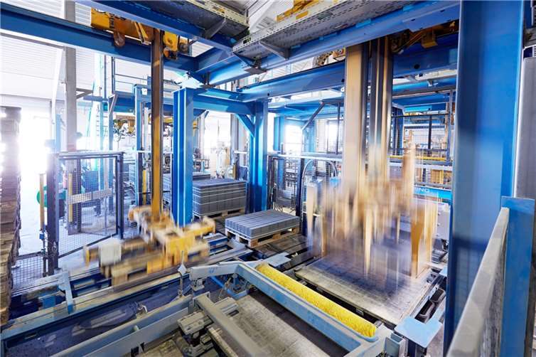 „Ich bin ein Bimskopf“ Steine am laufenden Band dank Hightech-Produktion: Die moderne Kreislaufanlage von Rünz und Hoffend stellt seit über dreißig Jahren rund um die Uhr hochwertige Leichtbeton-Mauersteine her.