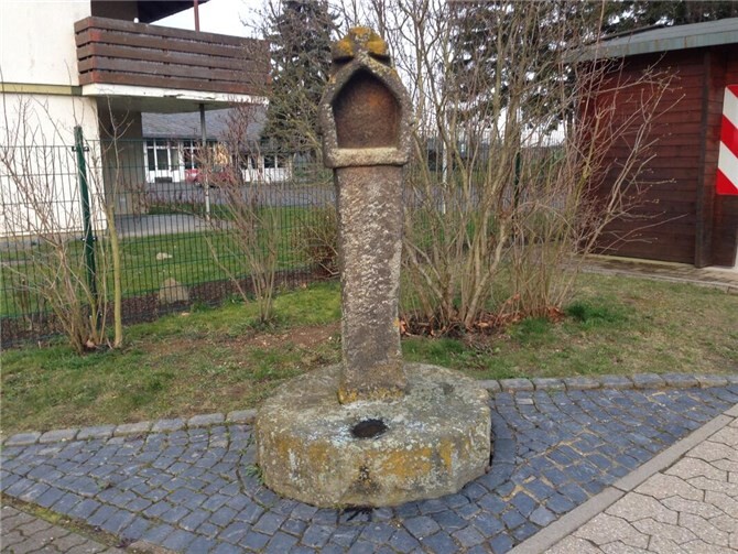 Steinkreuz vor dem Gemeindehaus in Kell. Foto: Manfred Koch