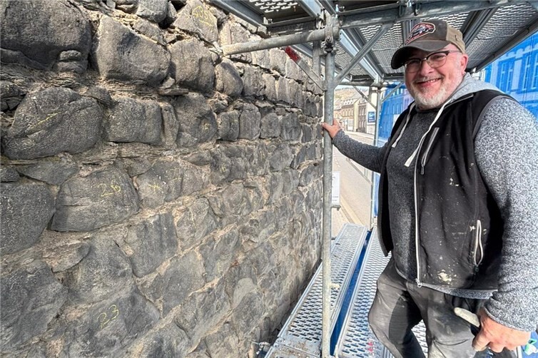Steinmetz Thomas Ott arbeitet derzeit die Stadtmauer im Bereich ZOB auf.