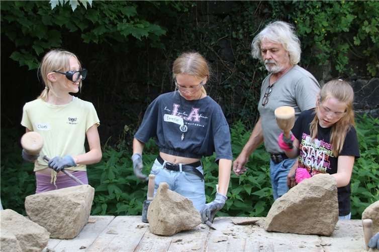 Steinmetz und Bildhauer Werner Geilen zeigte den Kindern im Pastursch´s Joarten, wie man unseren heimischen Tuffstein am besten bearbeiten kann.