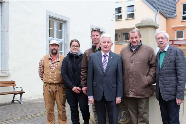 Steinmetze und Bildhauer der „Netzer Mühle“, die für die handwerkliche Umsetzung des Wappenschmucks verantwortlich waren, mit Vorstandsmitgliedern des Heimatvereins „Alt-Ahrweiler“.