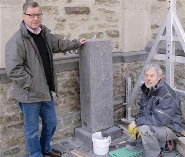 Steinmetzmeister Bernd Dobrzynski und Ortsvorsteher Bernd Kriechel bei der ersten Station des Kreuzweges an der Westumer Kirche. privat