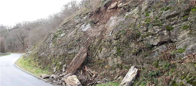 Steinschlag im Bereich der Zufahrtsstraße Matzgrabenweg zur L87 führte zur Sperrung der Straße für den Autoverkehr.privat