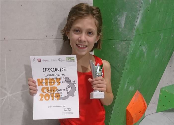 Stella Jordans ist mit dem zweiten Platz bei den Westdeutschen Meisterschaften sichtlich zufrieden. Fotos: Christian Jordans