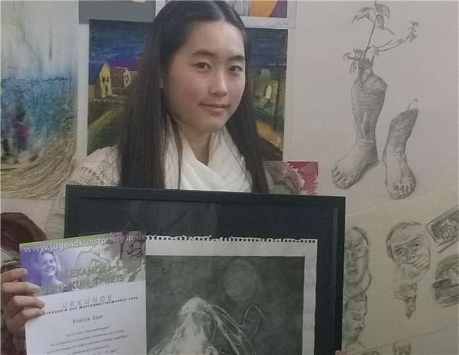 Stella Sun vom Koblenzer Eichendorff-Gymnasium inmitten ihrer Zeichnungen im Landesmuseum Mainz. 