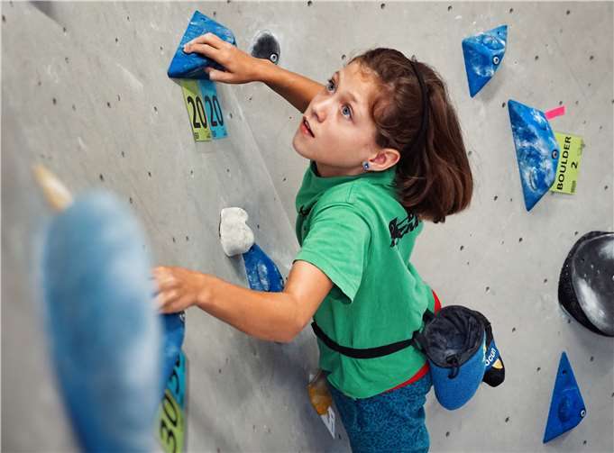 Stella bJordans erhält bei der Siegerehrung die Goldmedaille für den ersten Platz der NRW Landesmeisterschaft 2019 sowie die Qualifikationsurkunde für die Westdeutschen Meisterschaften im November. Foto: Christian Jordans