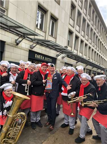Stelldichein mit dem neuen närrischen Regenten Prinz René I. aus Köln: die Gulaschkapell aus Erpel gestaltete zum Sessionsbeginn am 11. November in Köln das närrische Programm zusammen mit dem neuen Dreigestirn in Köln.Foto: Gulaschkapell/Jan-Erik Burkard