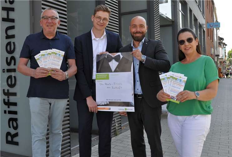 Stellen das Programm der 14. Meckenheimer Servicewoche vor (v. l.): Willi Wittges-Stoelben, Raiba-Azubi Jan Kairies, Mark Palmersheim und Sonja Crämer.  Foto: Stadt Meckenheim