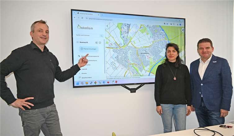 Stellen das neue Geoportal der Stadt Meckenheim vor (v.l.): Christian Wilhelm (Mitarbeiter der Stadtwerke Meckenheim), Sahar Gholami Bourani (Geoinformatikerin der Stadt Meckenheim) und Bürgermeister Holger Jung.  Foto: Stadt Meckenheim