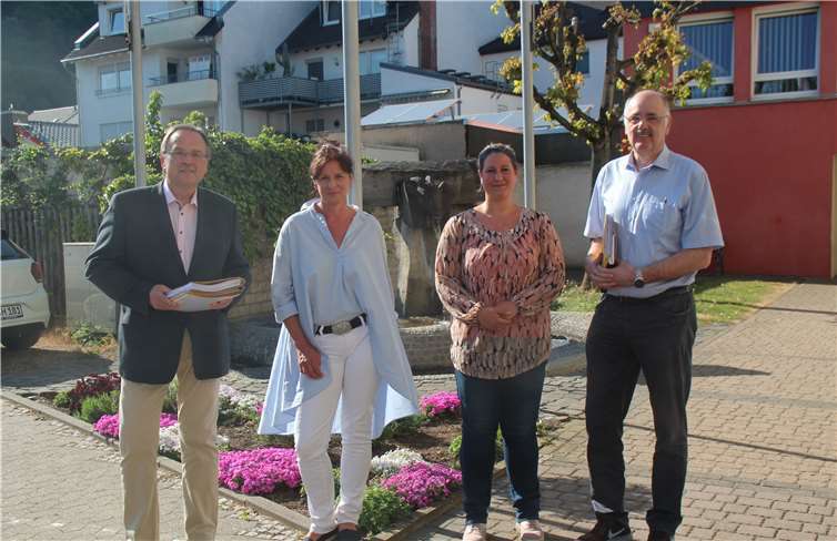 Stellen die Weichen für die schrittweise Wiederaufnahme des Schulbetriebs: Bürgermeister Bernd Weidenbach, Marén Keck, Simone Streffer und der stellvertretende VG-Bürgermeister Hans-Josef Marx (v.l.), hier auf dem Weg zu einer „Corona-Sitzung“ im Rathaus.Fotos: KMI