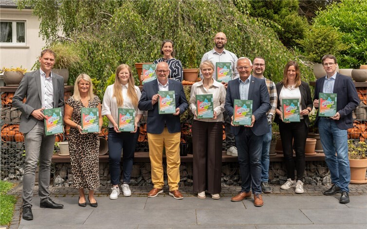 Stellen gemeinsam die neuen Westerwälder Naturtalente vor: Lars Kober (Wirtschaftsförderung Kreis Altenkirchen), Sandra Köster (Wir Westerwälder), Saskia Schumacher (ATTENTIO Online- & Werbeagentur GmbH), Dr. Peter Enders (Landrat Kreis Altenkirchen), Katharina Schlag WfG Westerwaldkreis), Gabriele Wieland (Erste Kreisbeigeordnete Westerwaldkreis), Jan Philipp Spang (Westerwälder Blumentopf-Fabrik Spang GmbH & Co. KG), Achim Hallerbach (Landrat Kreis Neuwied), Marcel Philipps (Westerwälder Blumentopf-Fabrik SPANG GmbH & Co.KG), Lea Heuchtkötter (ATTENTIO Online- & Werbeagentur GmbH), Harald Schmillen (WfG Kreis Neuwied).