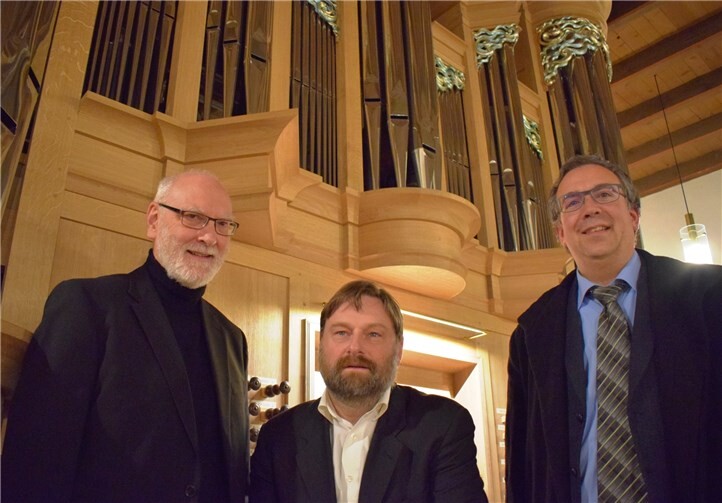 Stellen mit einer Orgelfahrt Kleinode der Kirchenmusik in Kirchen des Dekanats Nassauer Land vor (von links): Die Dekanatskantoren Martin Samrock, Ingo Thrun und Markus Ziegler. Foto: Dekanat Nassauer Land