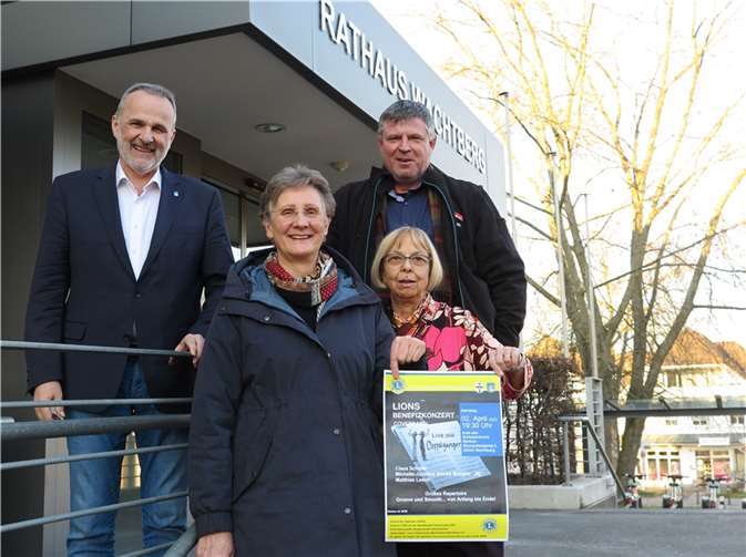 Stellten Bürgermeister Jörg Schmidt (li.) das Programm des Benefizkonzertes vor: (vorne v.li.) Dr. Angelika Wurm und Dr. Gudrun Mieth-Leichsenring vom Lions Club mit (hinten re.) Musiker Matthias Lesch.  Foto: Gemeinde Wachtberg/mm