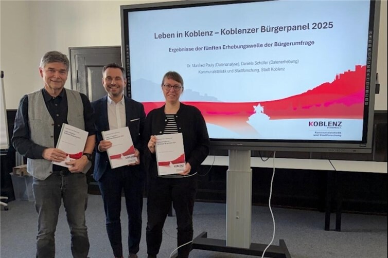 Stellten das Bürgerpanel 2025 vor: (v. l.) Dr. Manfred Pauly, Oberbürgermeister David Langner, Daniela Schüller.