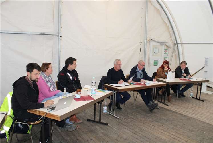 Stellten das Konzept der Wintertreffs vor, von links Lucas Bornschlegl (Initiator „AHRche e.V.), Ellen Tappe, Jan Ritter (Stadt Bad Neuenahr-Ahrweiler), Maternus Fiedler, Bürgermeister Guido Orthen, Annette Gies (OKUJA Bad Neuenahr-Ahrweiler) und Rainer Boes. Foto: DU