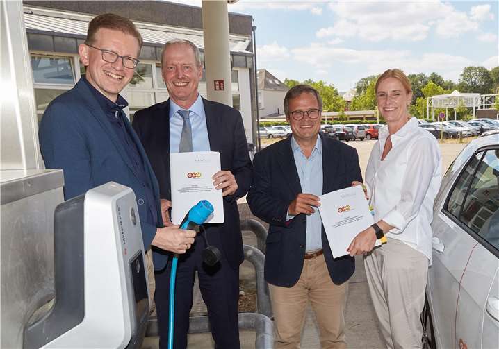 Stellten das Ladeinfrastrukturkonzept vor (v.li.): Marcelo Peerenboom, Ulrich Elsenberger, Michael Schramek und Claudia Probst.Foto: evm/Thomas Frey