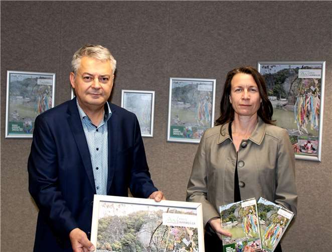 „Ein besonderes Buch in einer besonderen Zeit“ Stellten das druckfrische „Heimatjahrbuch Kreis Ahrweiler 2022/2023“ vor: Landrätin Cornelia Weigand und Jürgen Kempenich (Referent für Kreisgeschichte). Foto: DU