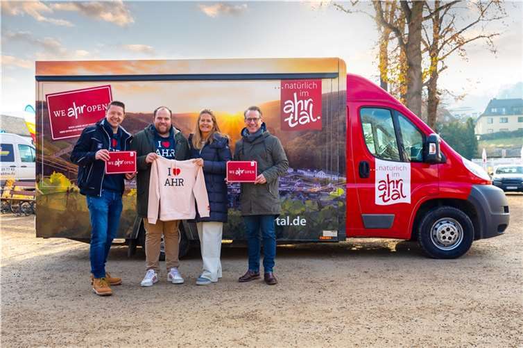 Stellten das neue Ahrtal-Mobil vor: (v.l.) Geschäftsführer Christian Senk, Fabian Wünn von der Marketingflotte, Meike Carll, Referentin Tourismus und David Bongart, Projektleiter Tourismuskonzept beim Ahrtal-Tourismus. Foto: Ahrtal-Tourismus/Max Harrus