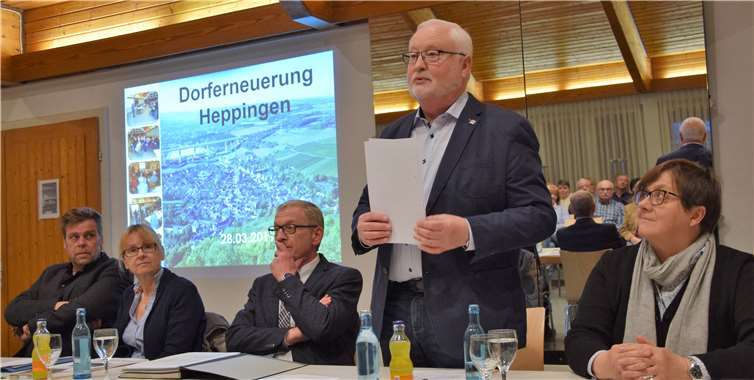 Stellten den Entwurf des Dorferneuerungskonzepts für Heppingen vor, von links: Gerald Pfaff, Beatrix Göbel, Bürgermeister Guido Orthen, Ortsvorsteher Klaus Kniel und Angelika Petrat. Foto: privat