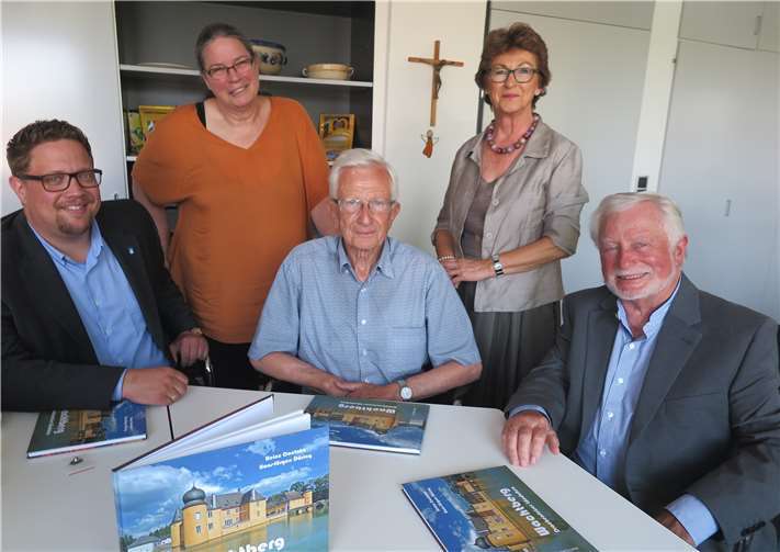 Stellten den Wachtberg-Bildband vor: BMin Renate Offergeld (hinten re.) und BG Swen Christian mit den Autoren Heinz Contzen (vorne Mitte), Hans-Jürgen Döring (vorne re.) und atemwort-Verlagsleiterin P. Katharina Thölken (hinten li.).Foto: Gemeinde Wachtberg/mm