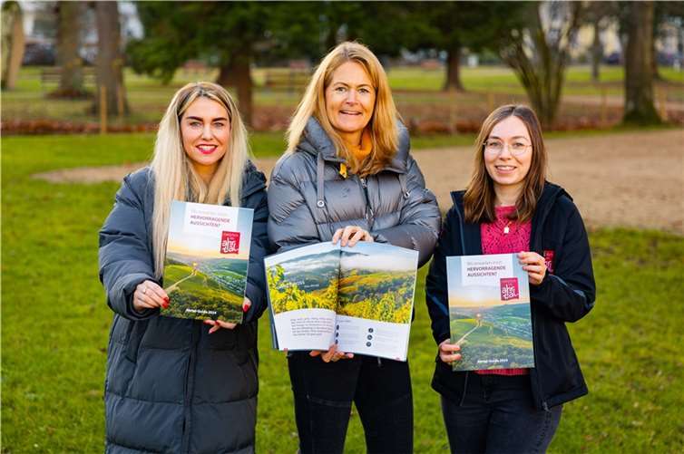 Stellten den neuen Ahrtal-Guide vor: (v.l.) Katerina Geissler, Mitarbeiterin der Tourist-Information Bad Neuenahr, Tourismus-Referentin Meike Carll sowie Natalie Peil aus dem Marketing-Team.  Foto: Ahrtal-Tourismus/Max Harrus